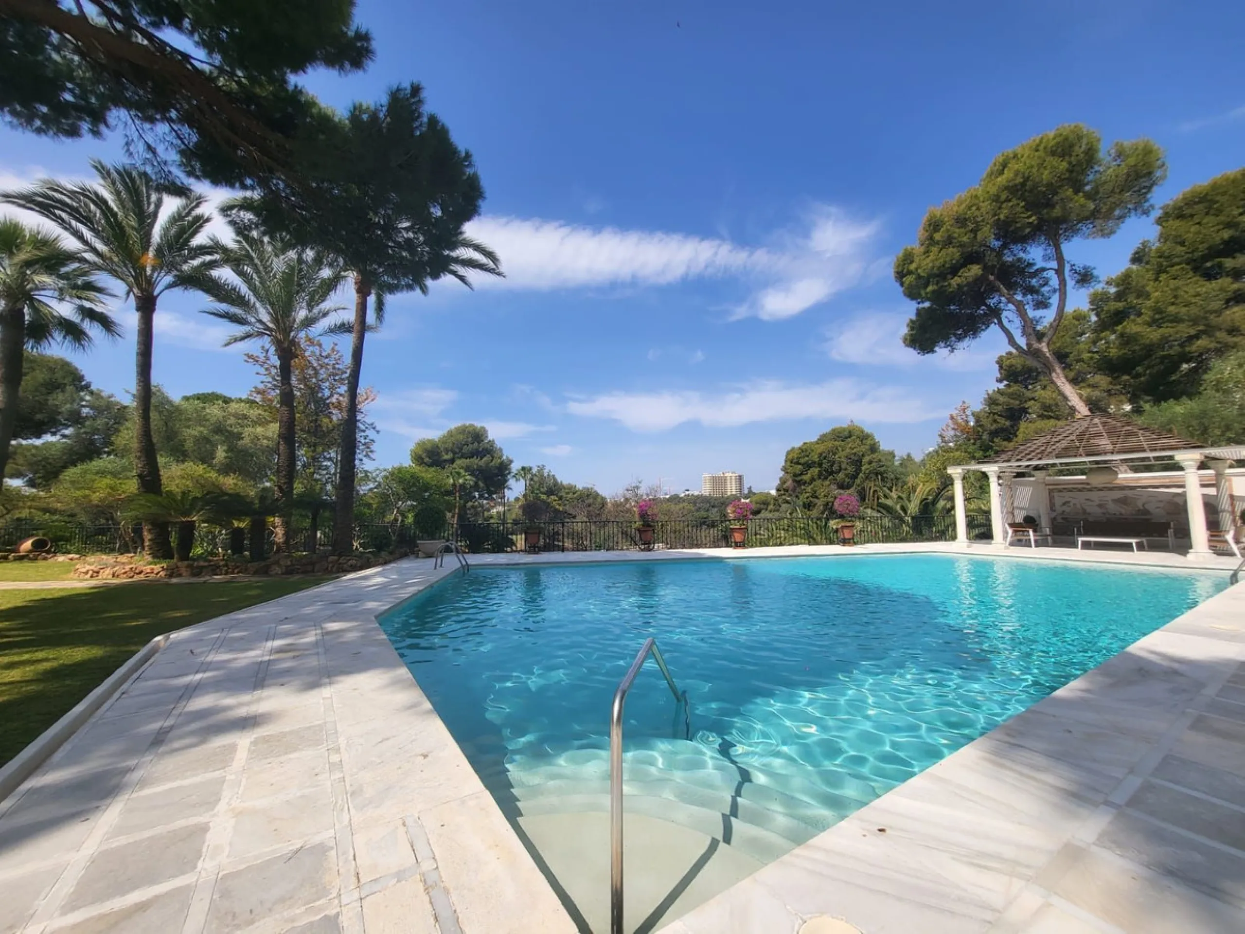 Spacious Front line golf Villa available for sale in Rio Real, Marbella!