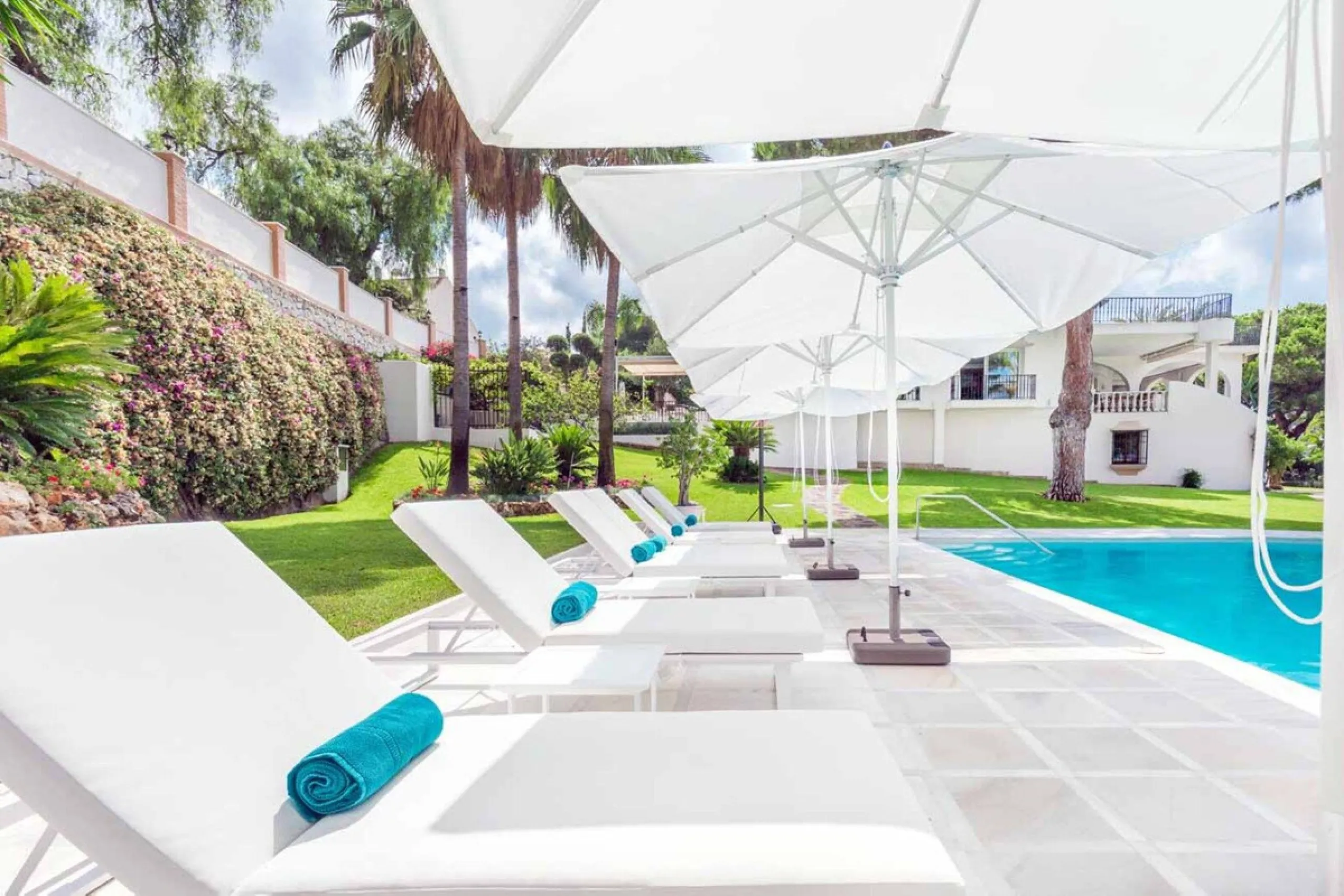 Spacious Front line golf Villa available for sale in Rio Real, Marbella!