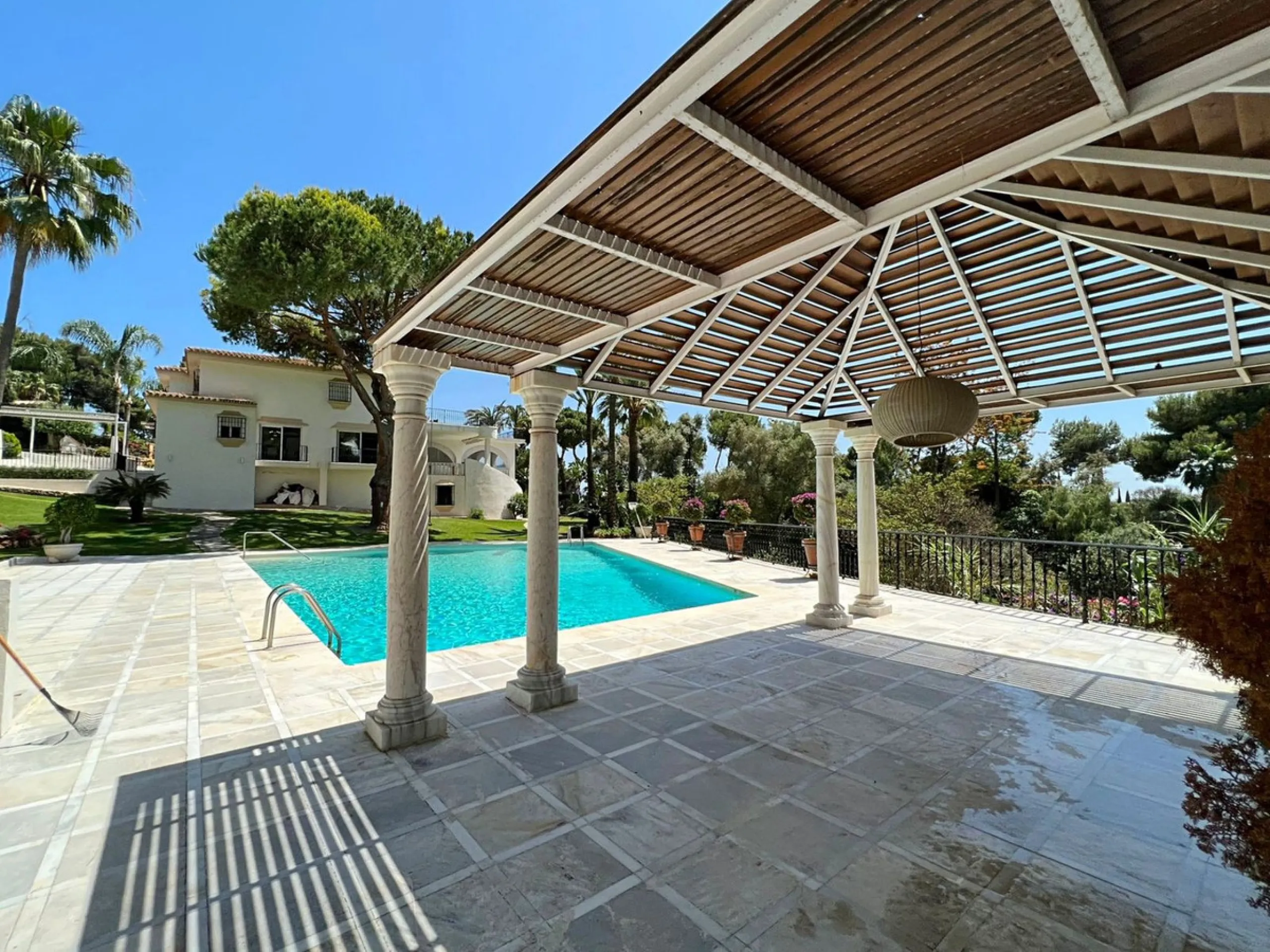 Spacious Front line golf Villa available for sale in Rio Real, Marbella!