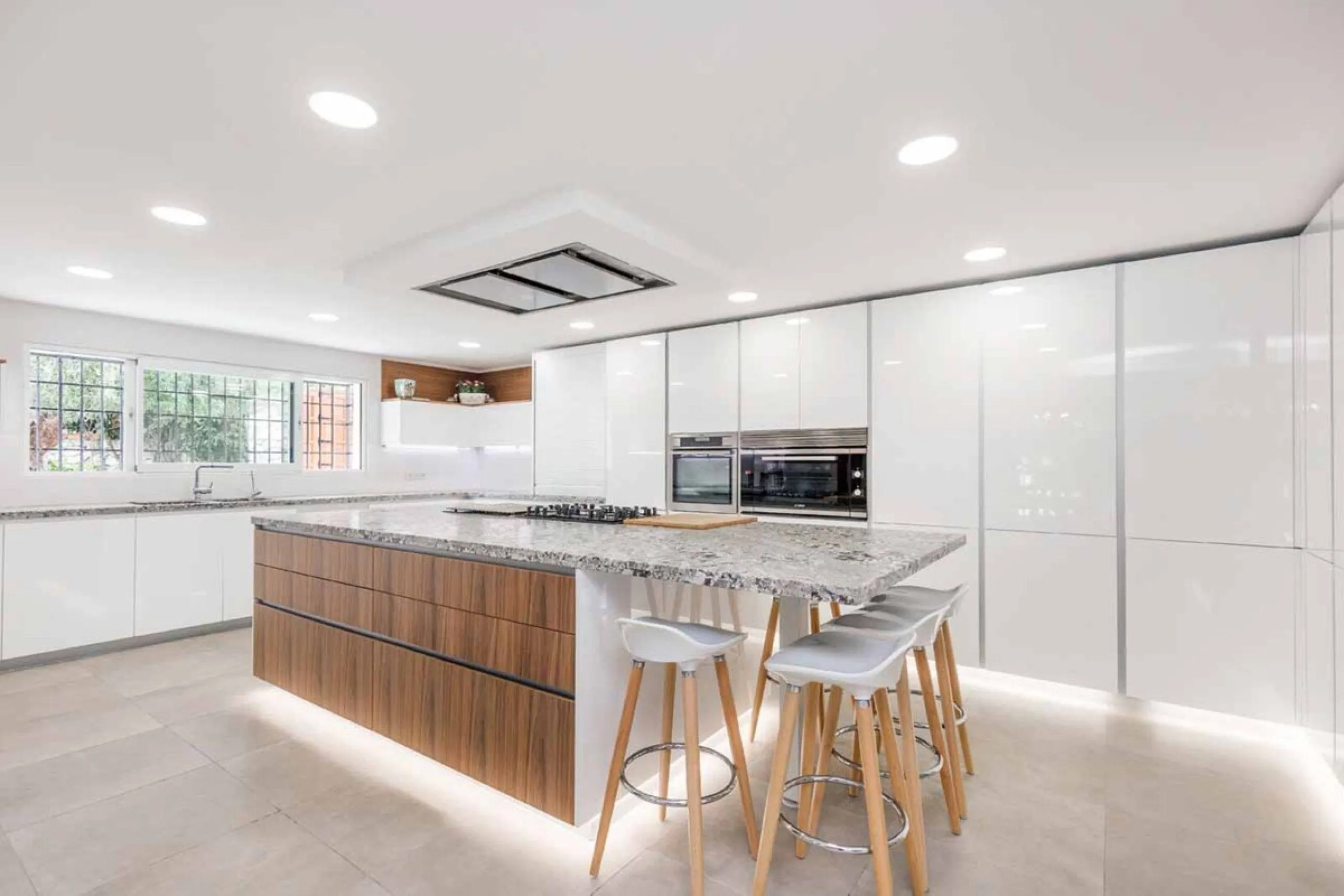 Spacious Front line golf Villa available for sale in Rio Real, Marbella!