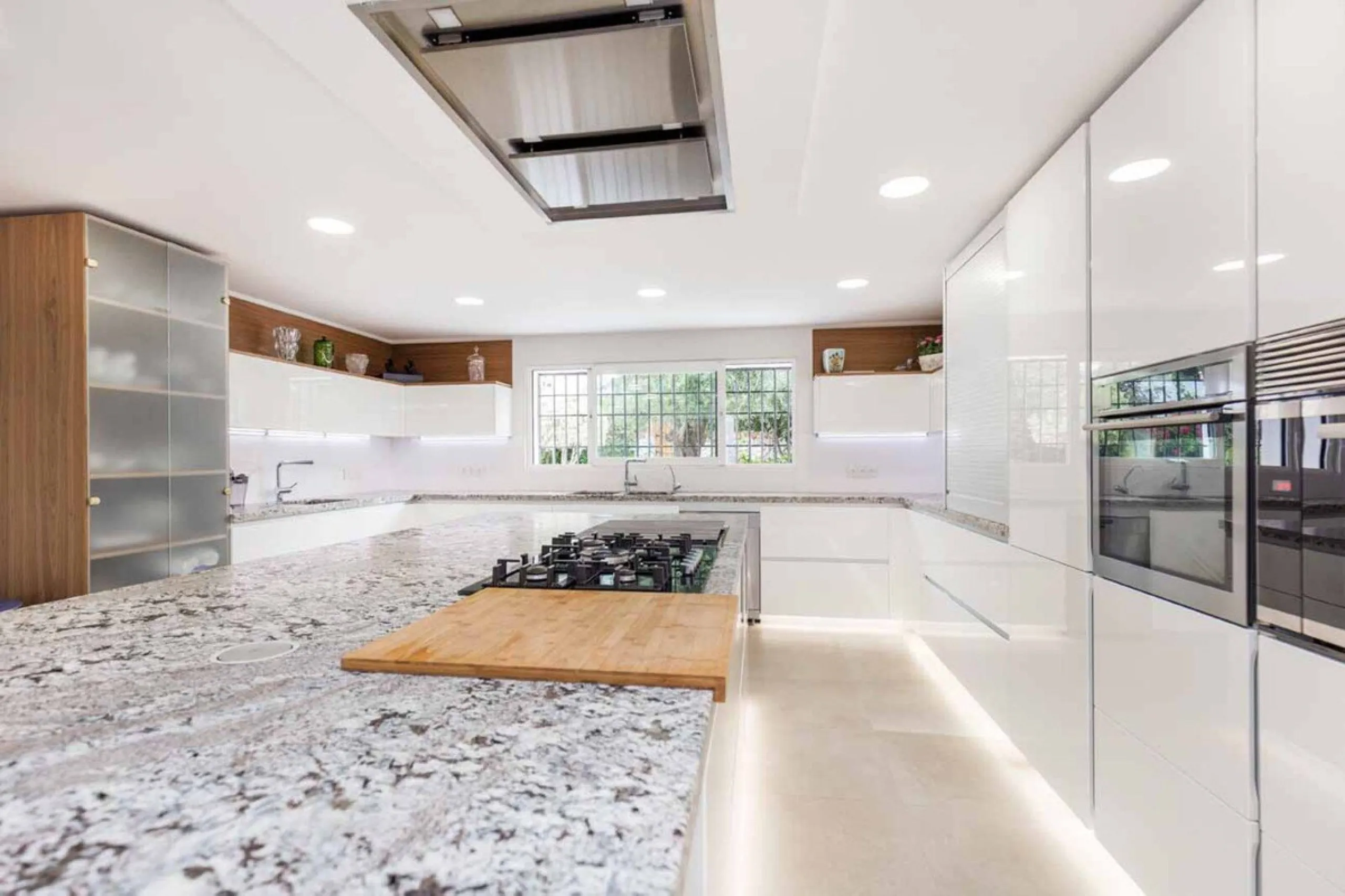 Spacious Front line golf Villa available for sale in Rio Real, Marbella!