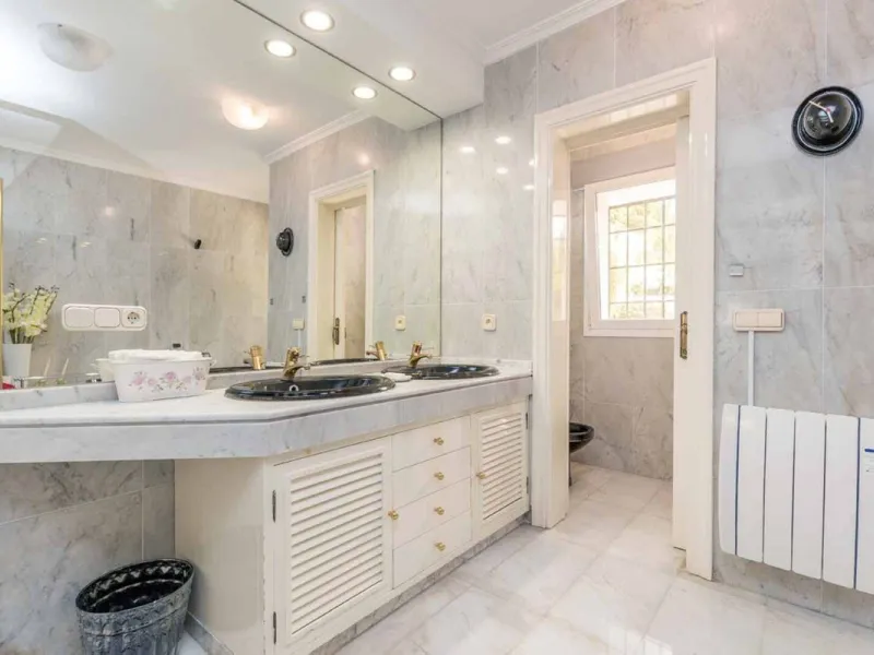 Spacious Front line golf Villa available for sale in Rio Real, Marbella!