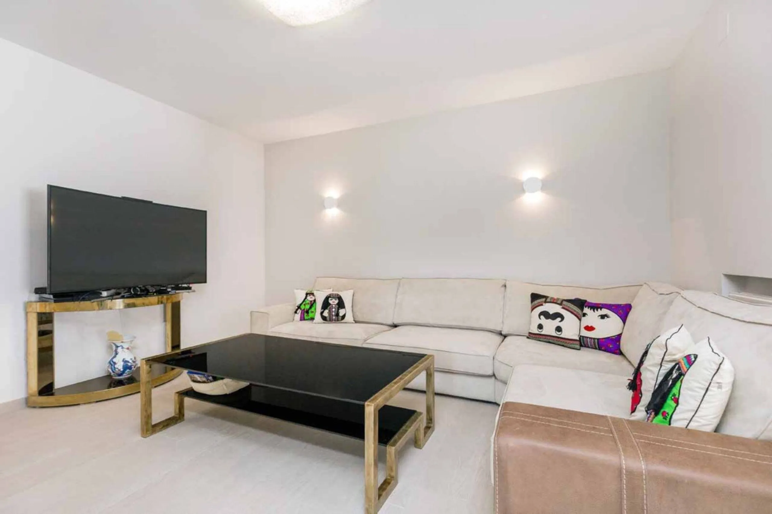 Spacious Front line golf Villa available for sale in Rio Real, Marbella!