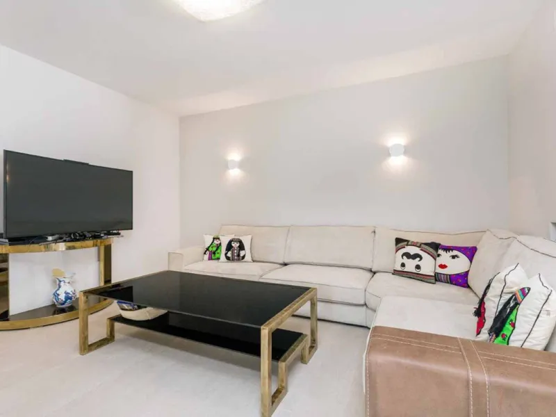 Spacious Front line golf Villa available for sale in Rio Real, Marbella!