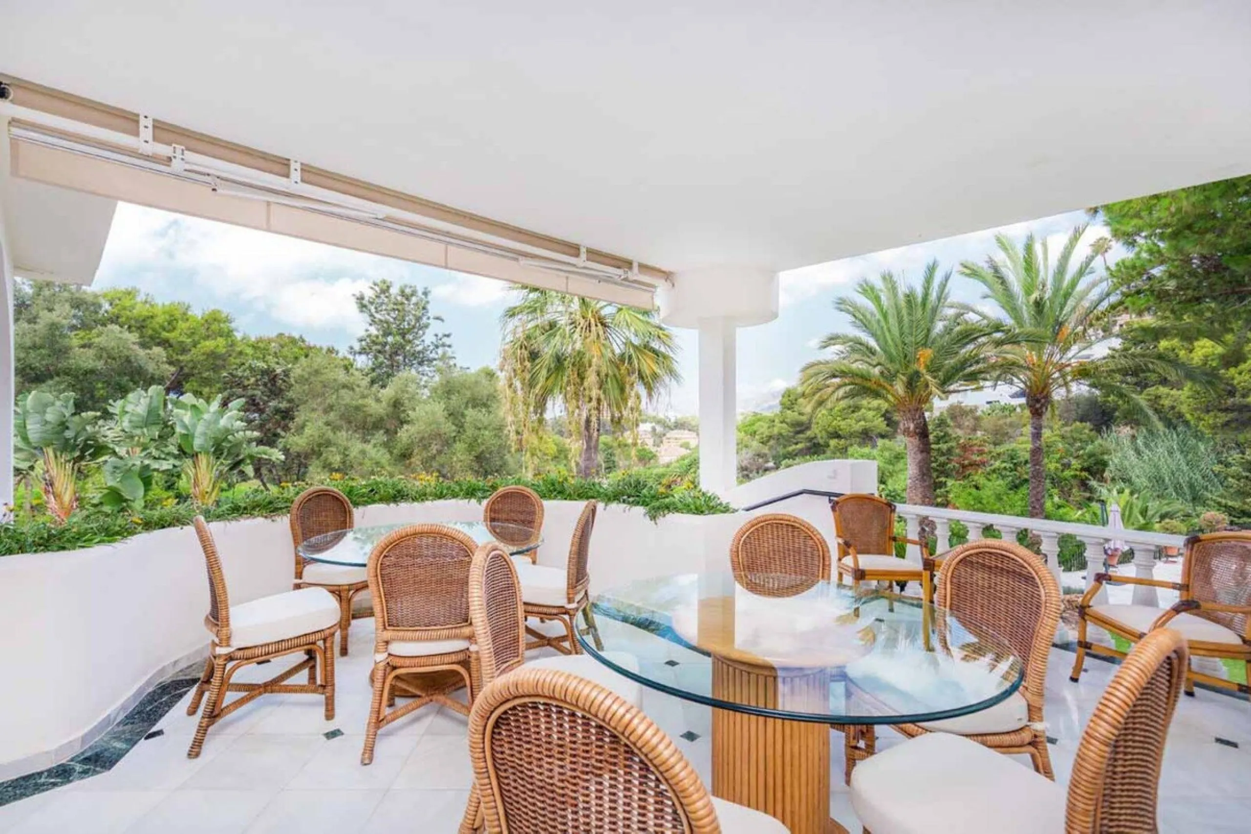 Spacious Front line golf Villa available for sale in Rio Real, Marbella!