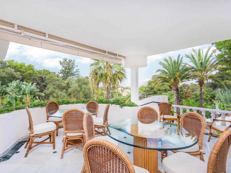 Spacious Front line golf Villa available for sale in Rio Real, Marbella!