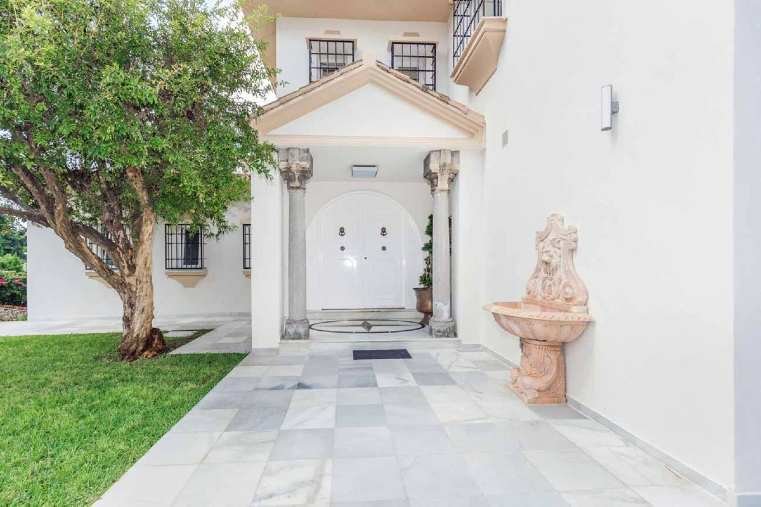 Spacious Front line golf Villa available for sale in Rio Real, Marbella!