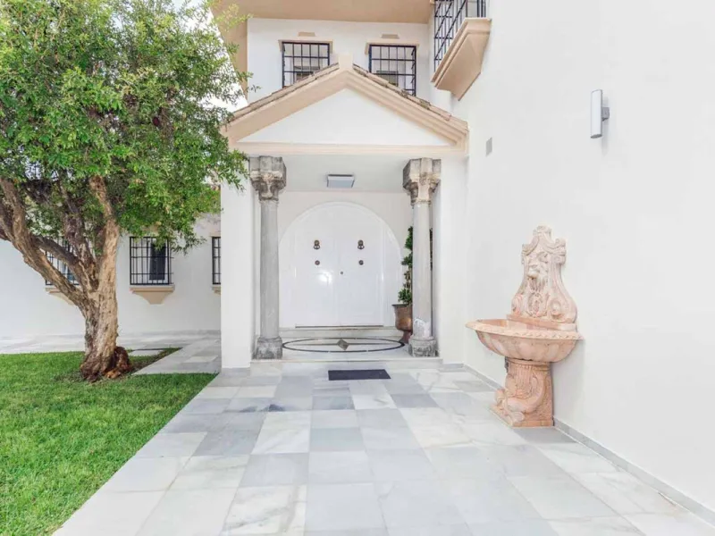 Spacious Front line golf Villa available for sale in Rio Real, Marbella!