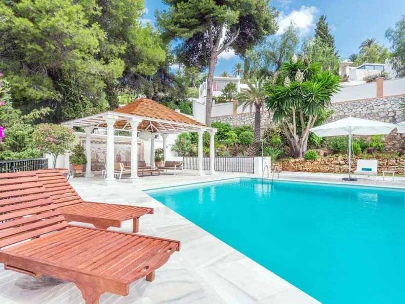 Spacious Front line golf Villa available for sale in Rio Real, Marbella!