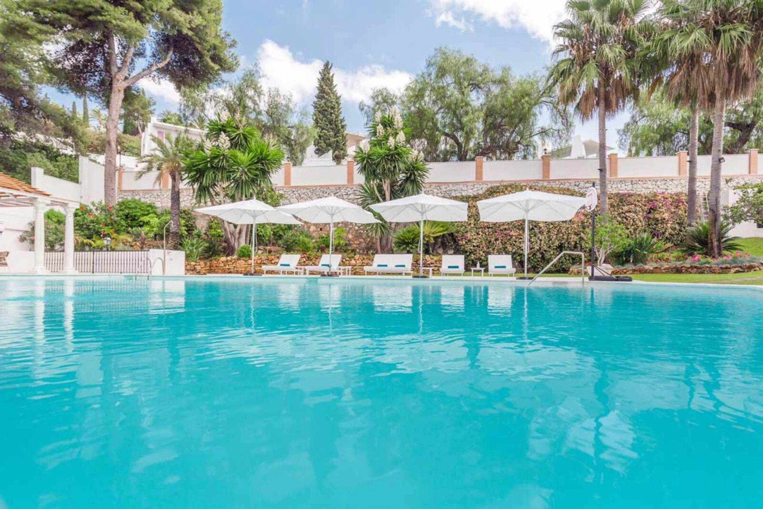 Spacious Front line golf Villa available for sale in Rio Real, Marbella!