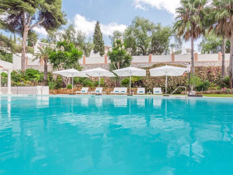 Spacious Front line golf Villa available for sale in Rio Real, Marbella!