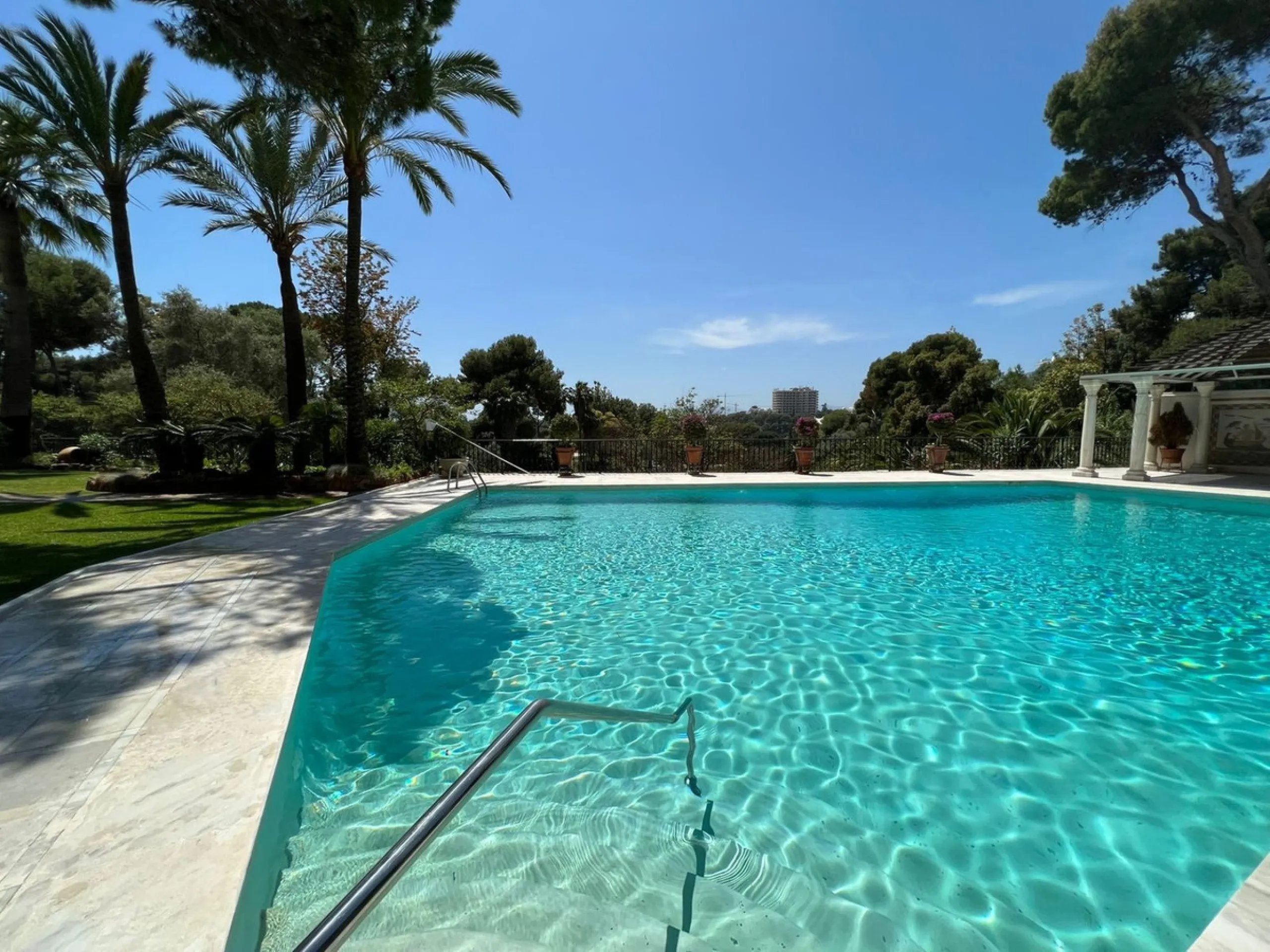 Spacious Front line golf Villa available for sale in Rio Real, Marbella!