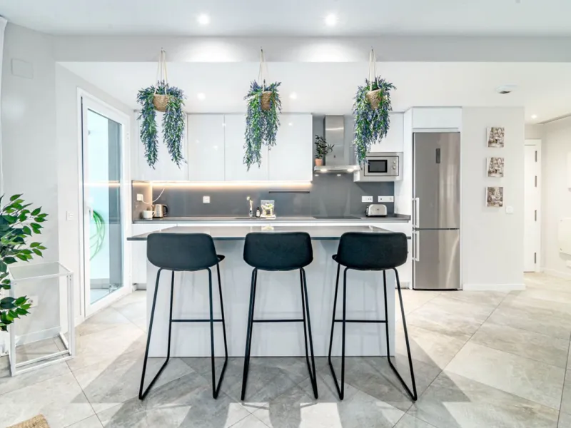 New to the market, this wonderful ground-floor apartment with 3 bedrooms and 2 bathrooms is fully furnished and ready to move into. It has two terraces, one covered and the other facing uncovered. It also includes a parking space and a storage room. Locat
