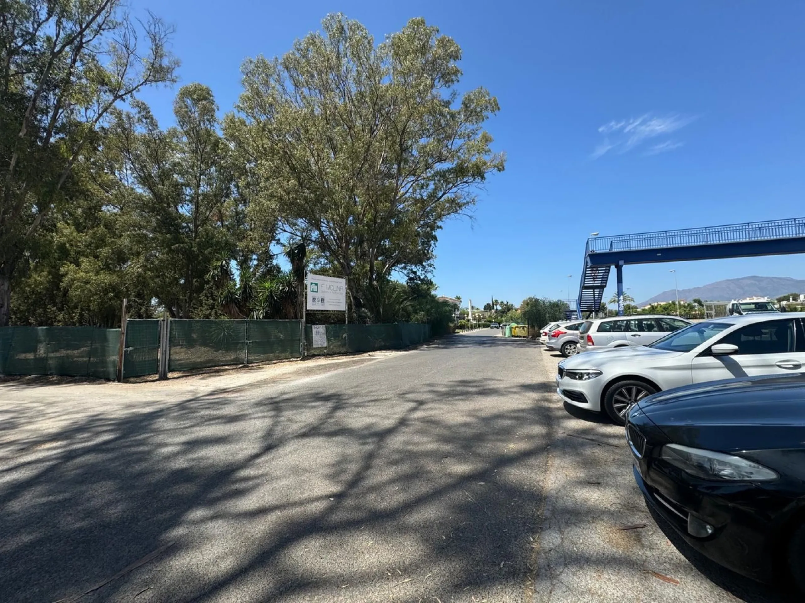 A unique project for an exclusive apartment hotel in Estepona, located on a 1,633 m² plot. It is possible to construct an apartment hotel with an area of 1.197,57 m², featuring 2 floors, 18 apartments, a restaurant, a swimming pool, and a basement. The lo