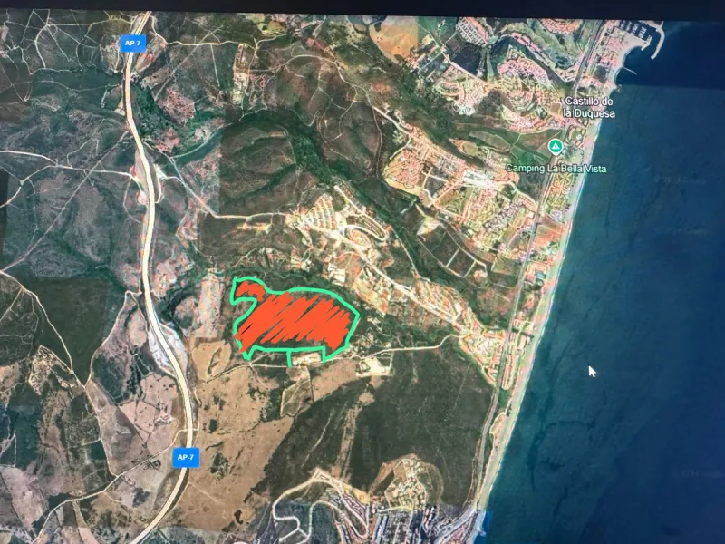 An exceptional estate for sale in Martagina, Manilva, located just minutes from Sotogrande. This large plot boasts a prime location with sweeping views of the Mediterranean Sea. Set on a spacious plot, this property is ideally suited for large-scale educa