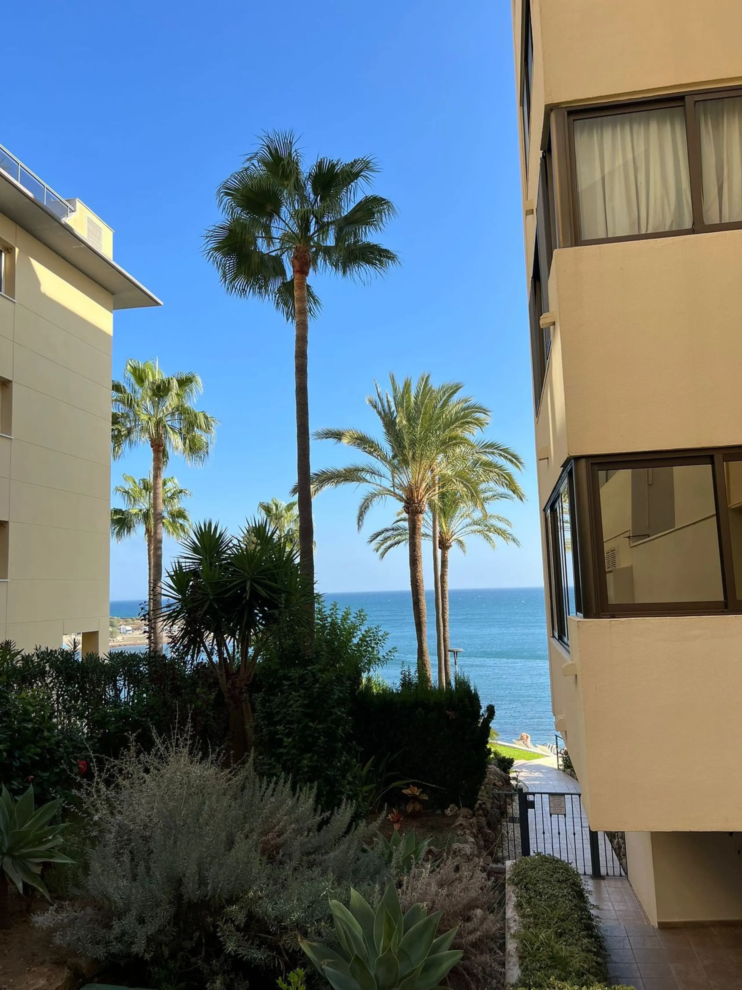 Apartment - Middle Floor Apartment в продаже в Estepona, Málaga. В доме 2 спален и 1 ванных комнат. Площадь дома 70 м²