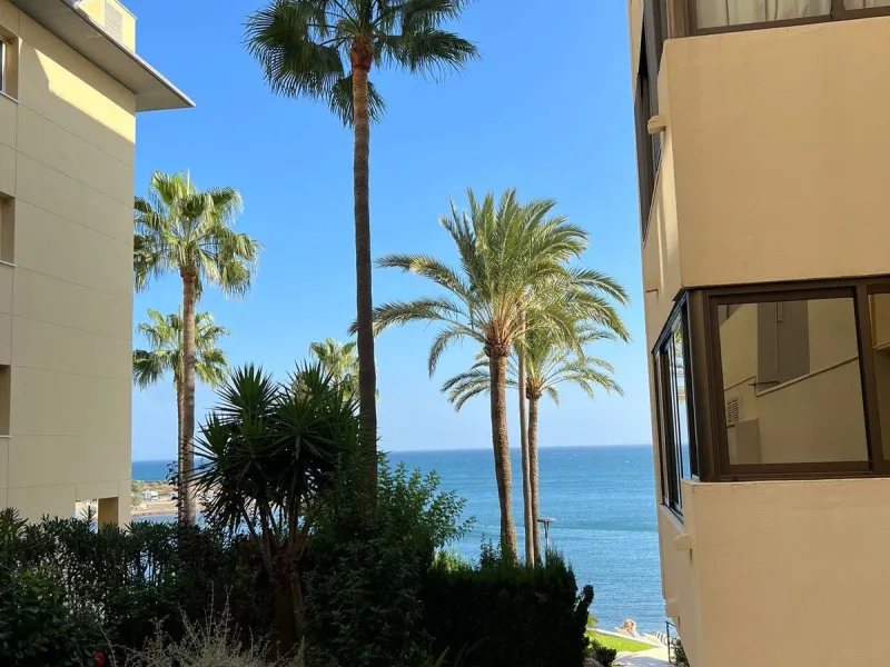 Apartment - Middle Floor Apartment в продаже в Estepona, Málaga. В доме 2 спален и 1 ванных комнат. Площадь дома 70 м²