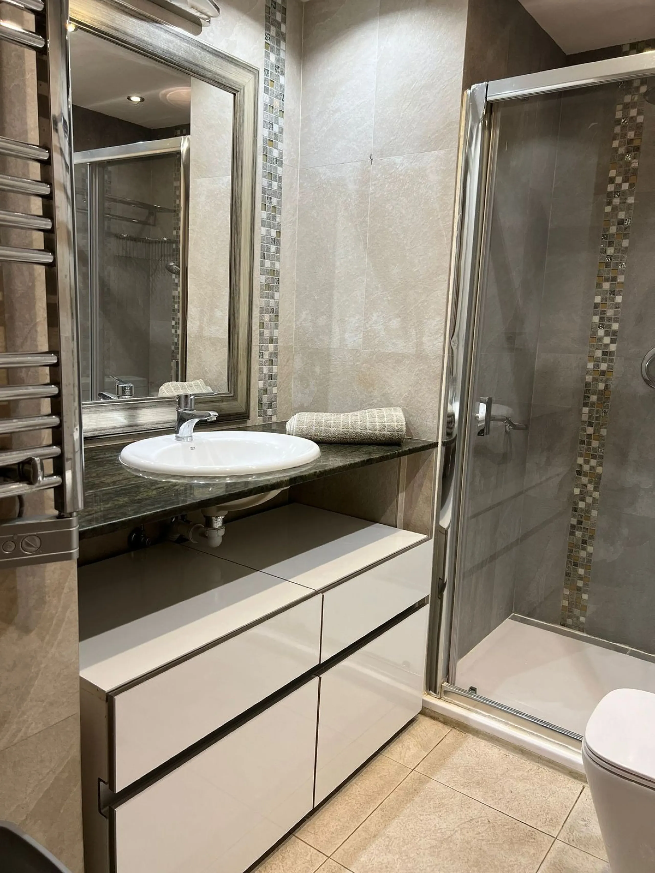 Apartment - Middle Floor Apartment в продаже в Estepona, Málaga. В доме 2 спален и 1 ванных комнат. Площадь дома 70 м²