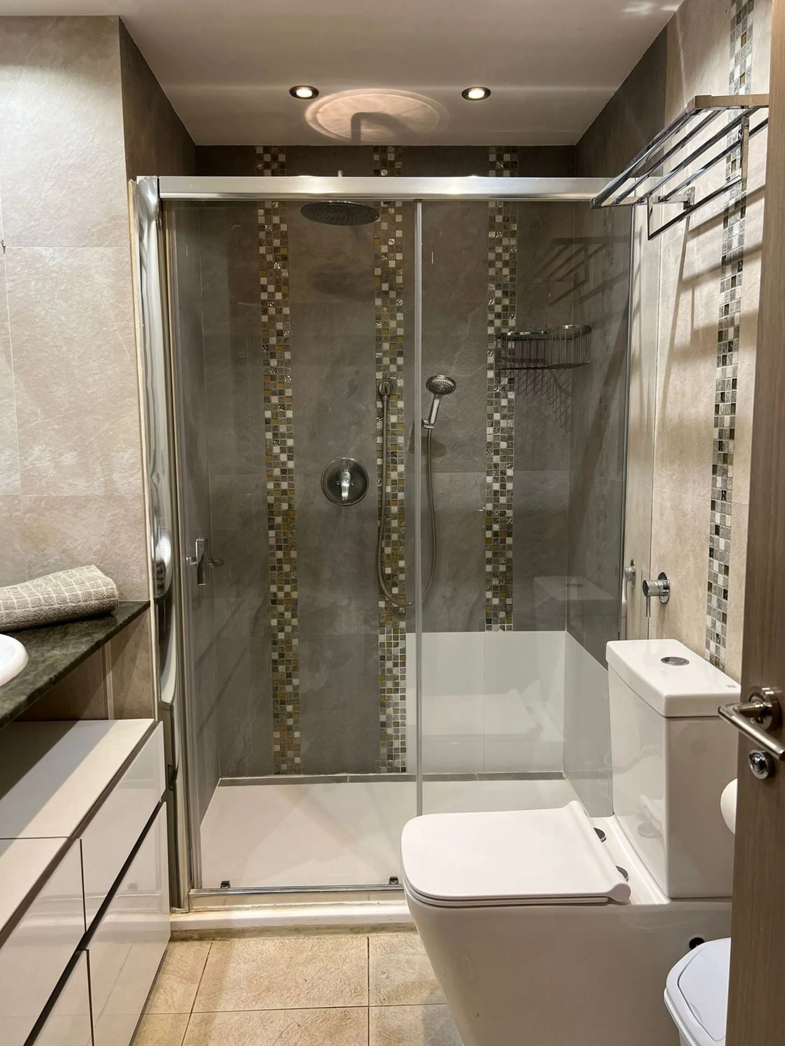 Apartment - Middle Floor Apartment в продаже в Estepona, Málaga. В доме 2 спален и 1 ванных комнат. Площадь дома 70 м²