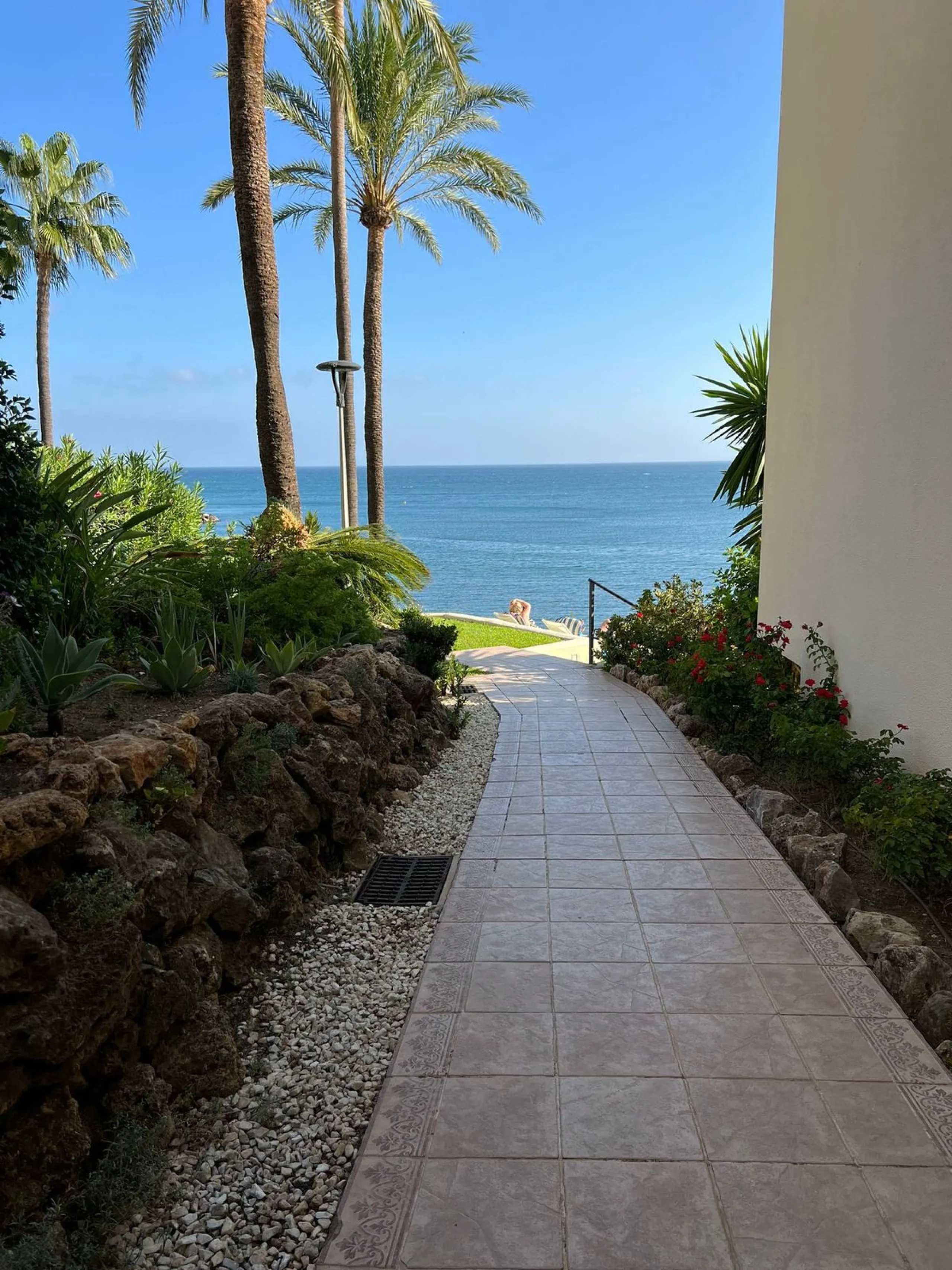 Apartment - Middle Floor Apartment в продаже в Estepona, Málaga. В доме 2 спален и 1 ванных комнат. Площадь дома 70 м²