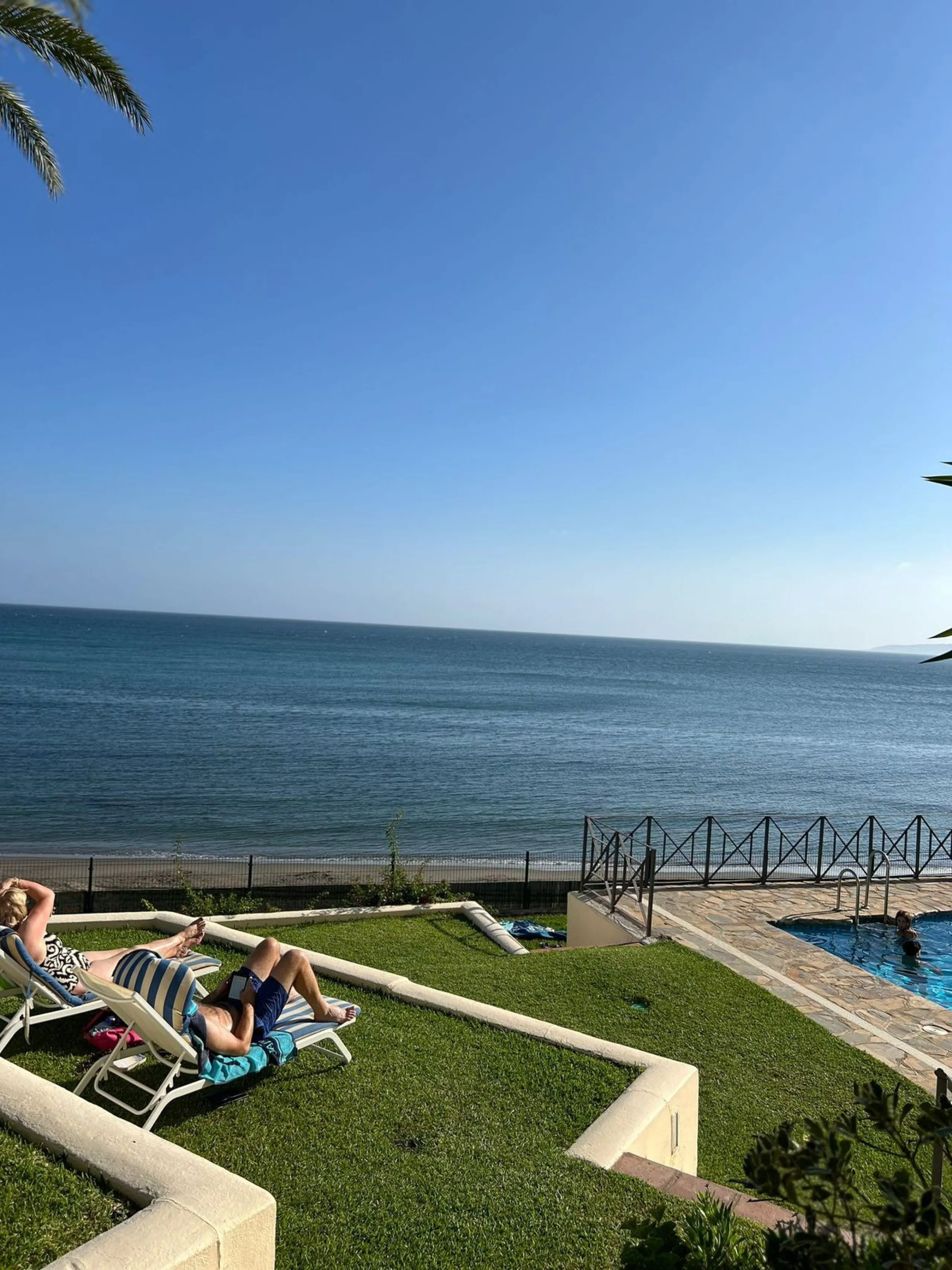 Apartment - Middle Floor Apartment в продаже в Estepona, Málaga. В доме 2 спален и 1 ванных комнат. Площадь дома 70 м²