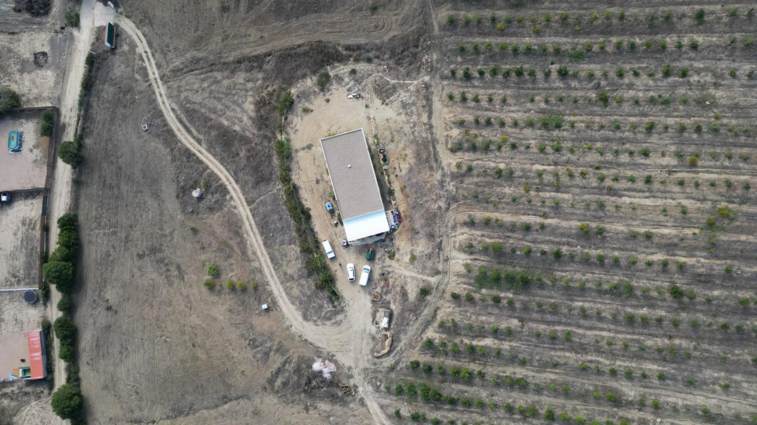 Non-developable rural land of 10 hectares, of which 212 sqm are built in a legalized warehouse, with the option of housing.