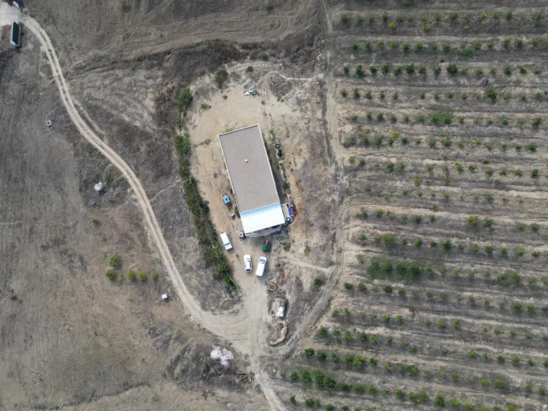 Non-developable rural land of 10 hectares, of which 212 sqm are built in a legalized warehouse, with the option of housing.