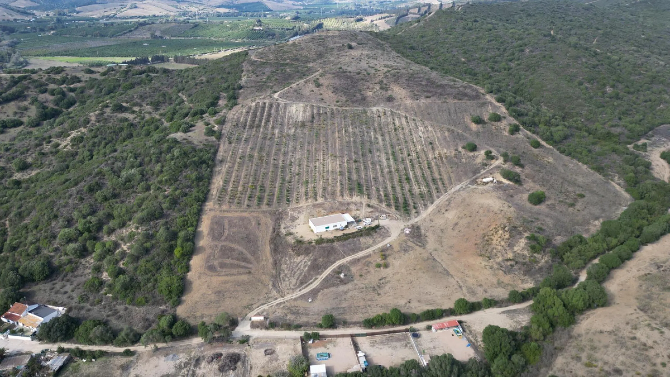 Non-developable rural land of 10 hectares, of which 212 sqm are built in a legalized warehouse, with the option of housing.