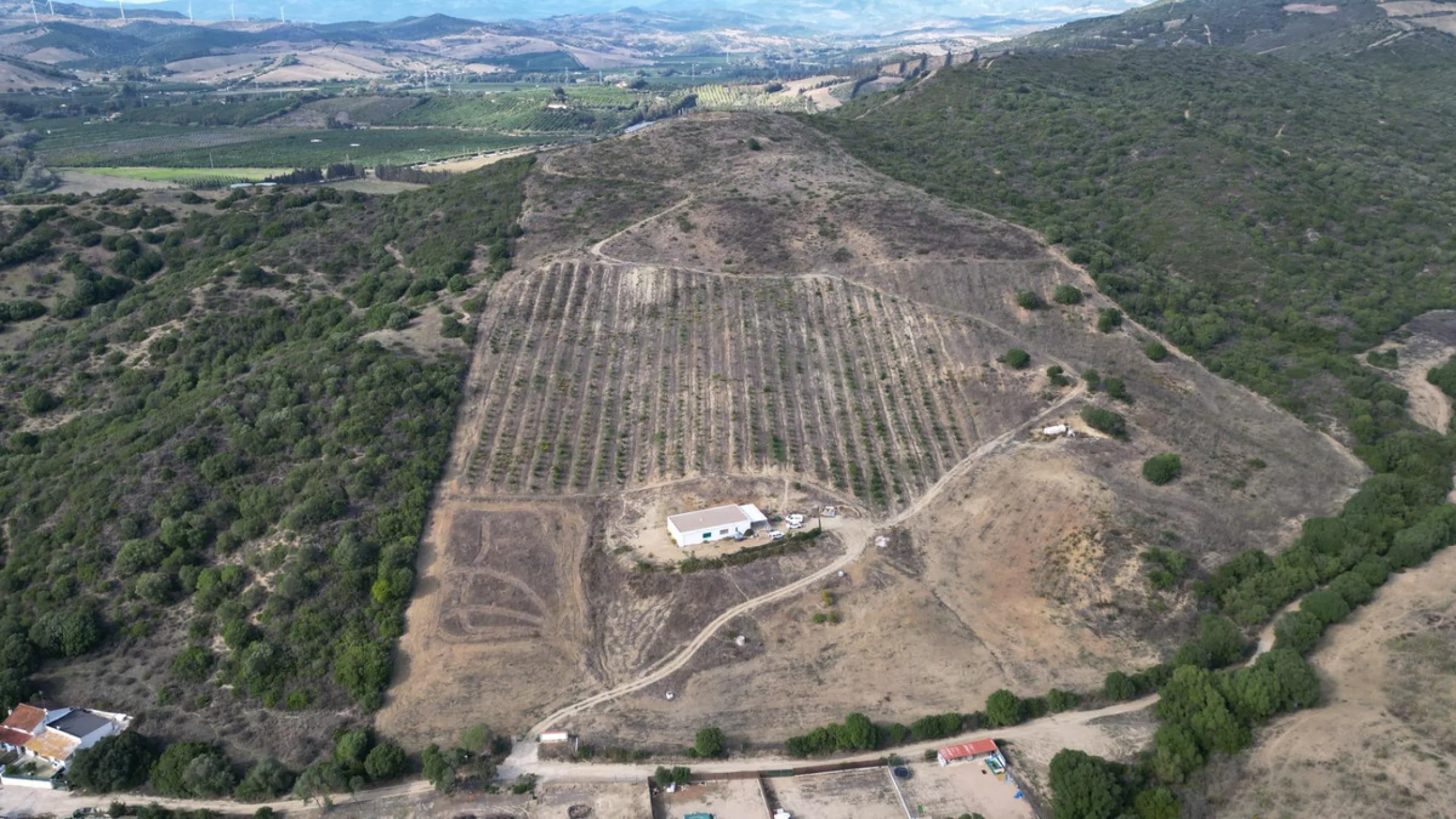 Non-developable rural land of 10 hectares, of which 212 sqm are built in a legalized warehouse, with the option of housing.