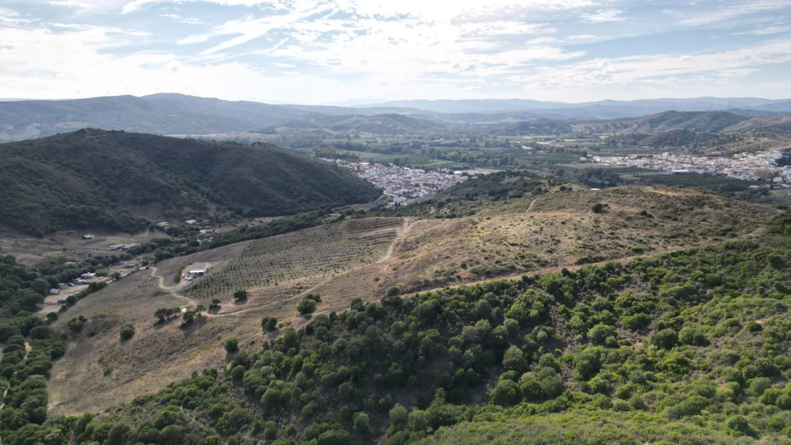 Non-developable rural land of 10 hectares, of which 212 sqm are built in a legalized warehouse, with the option of housing.