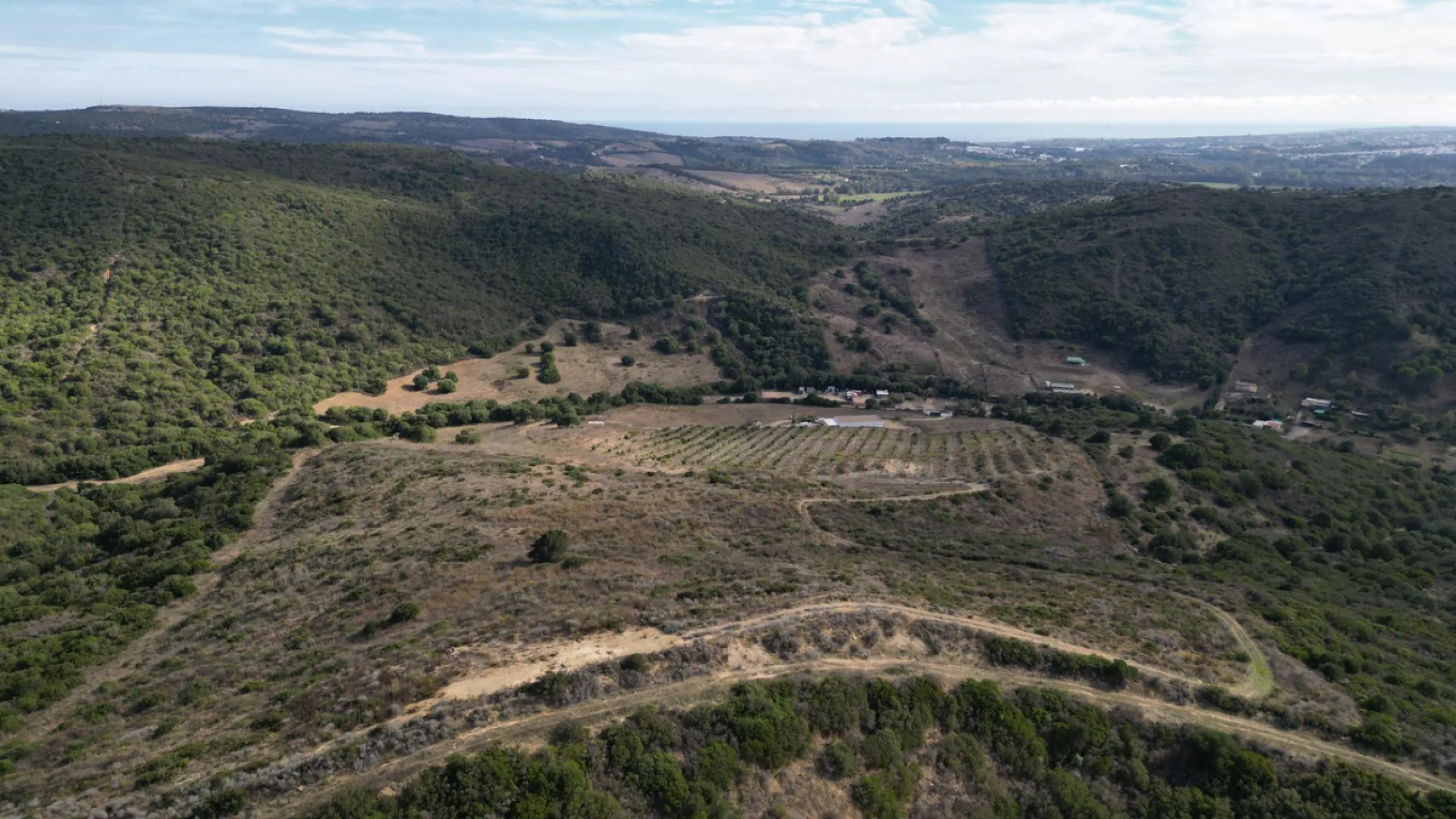 Non-developable rural land of 10 hectares, of which 212 sqm are built in a legalized warehouse, with the option of housing.