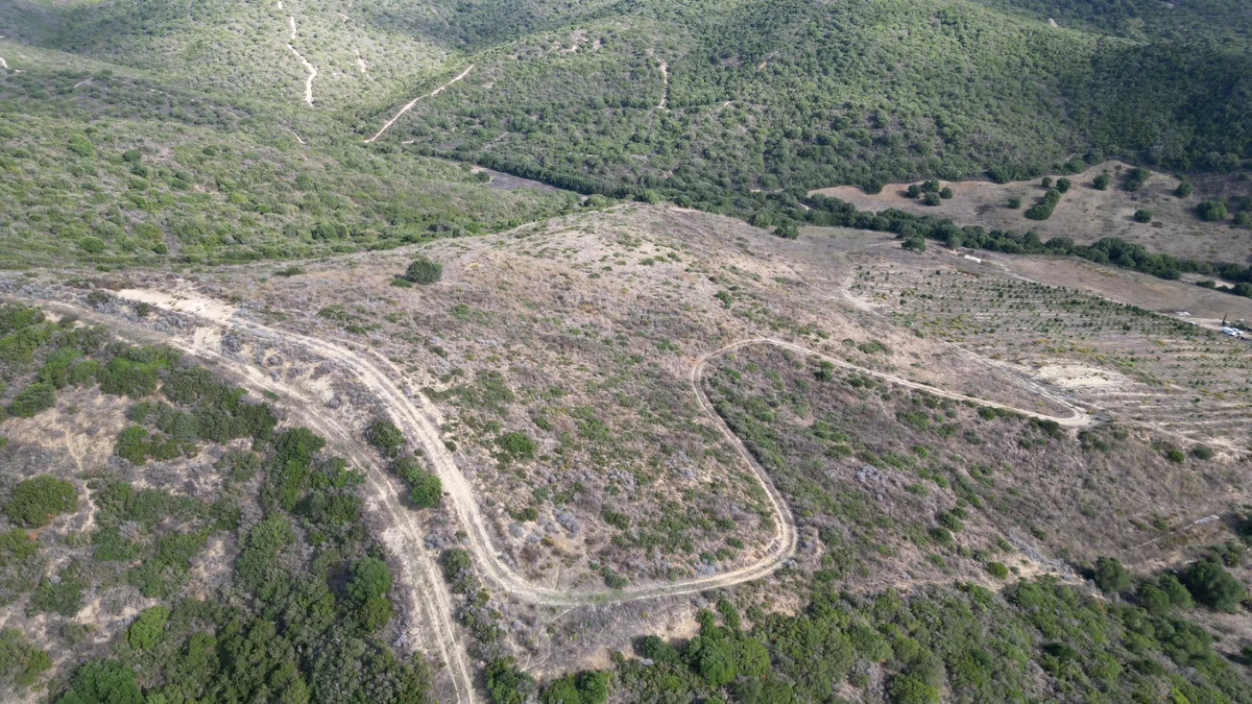 Non-developable rural land of 10 hectares, of which 212 sqm are built in a legalized warehouse, with the option of housing.