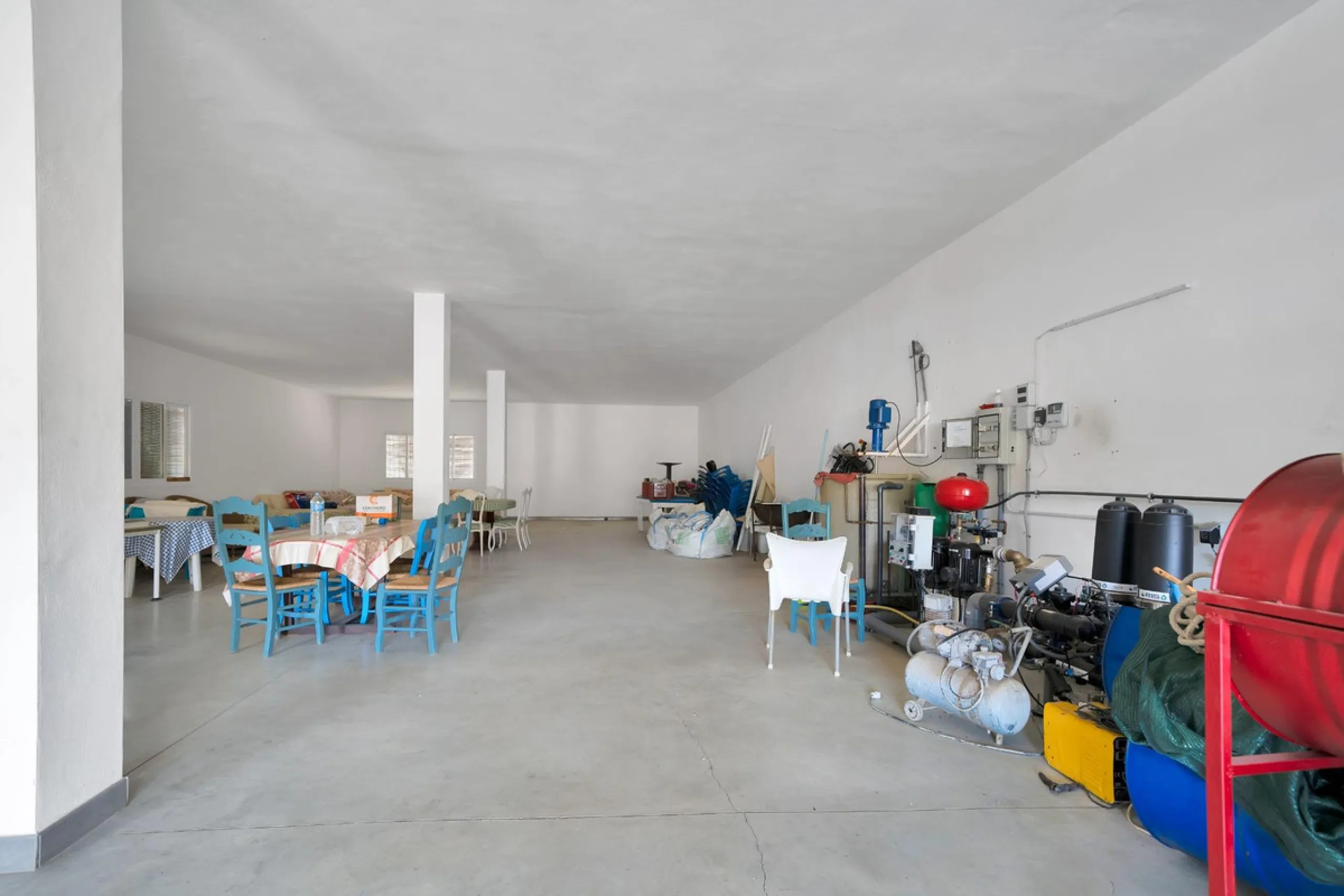 Non-developable rural land of 10 hectares, of which 212 sqm are built in a legalized warehouse, with the option of housing.