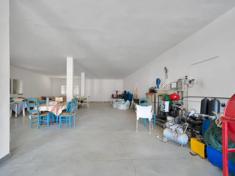 Non-developable rural land of 10 hectares, of which 212 sqm are built in a legalized warehouse, with the option of housing.
