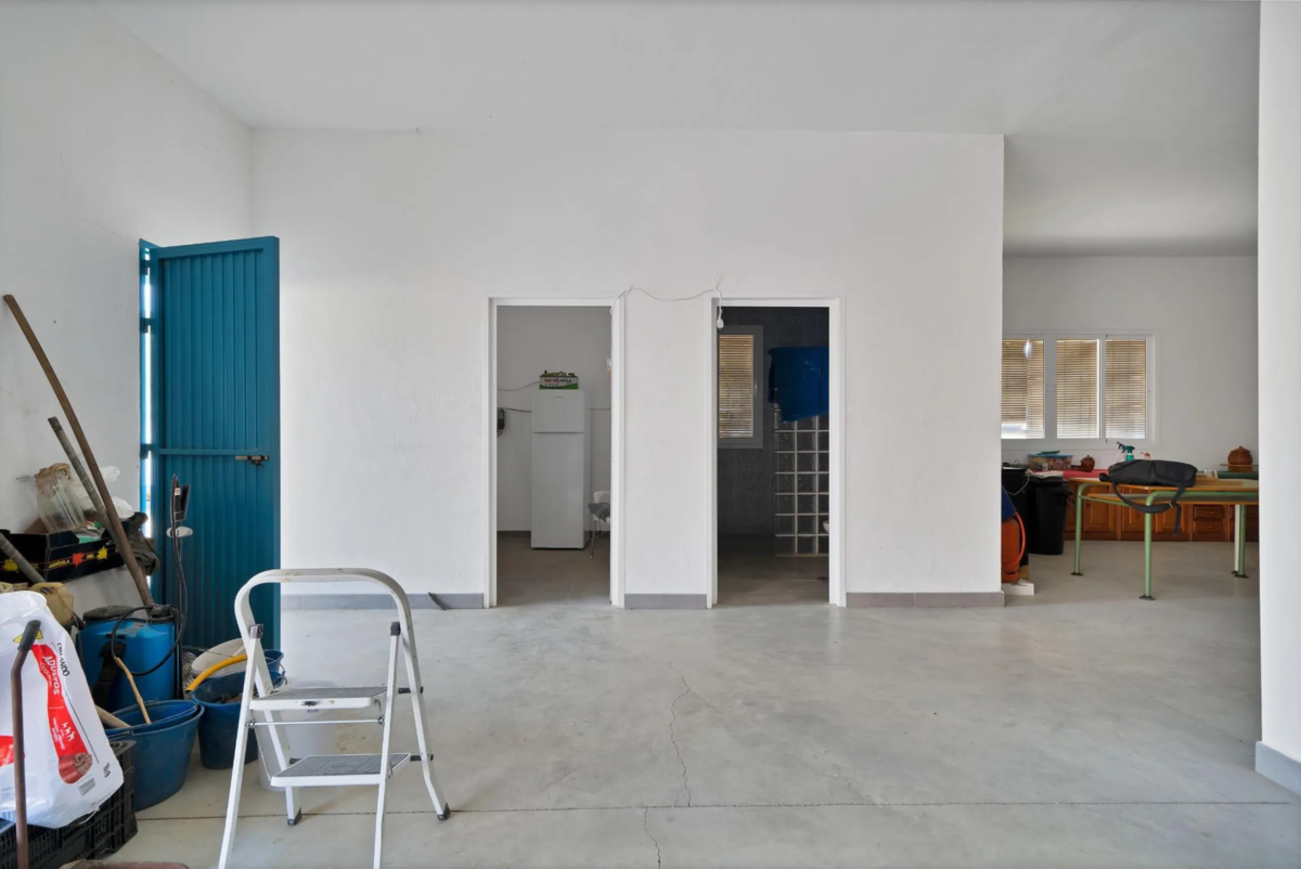 Non-developable rural land of 10 hectares, of which 212 sqm are built in a legalized warehouse, with the option of housing.