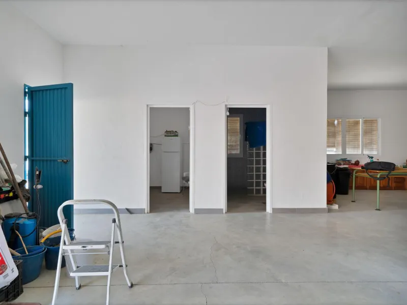 Non-developable rural land of 10 hectares, of which 212 sqm are built in a legalized warehouse, with the option of housing.