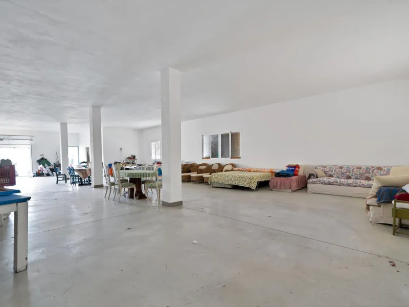 Non-developable rural land of 10 hectares, of which 212 sqm are built in a legalized warehouse, with the option of housing.