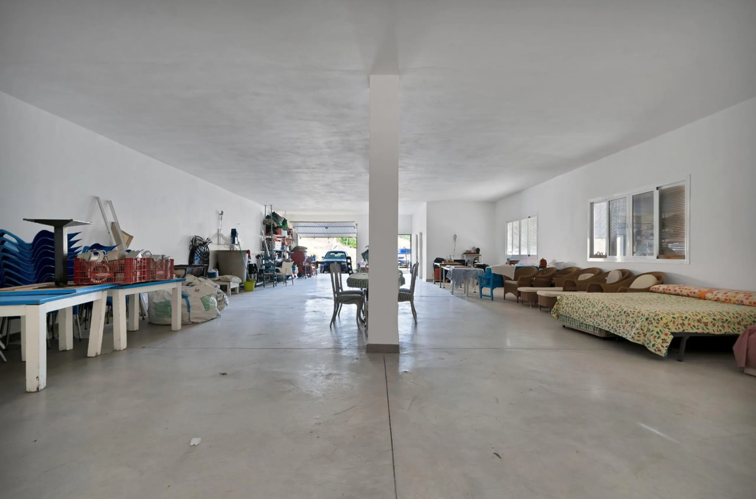Non-developable rural land of 10 hectares, of which 212 sqm are built in a legalized warehouse, with the option of housing.