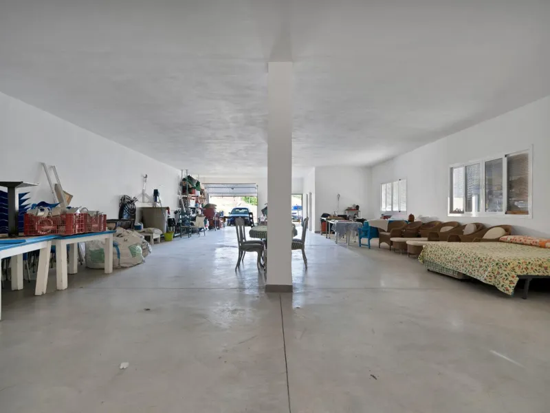 Non-developable rural land of 10 hectares, of which 212 sqm are built in a legalized warehouse, with the option of housing.