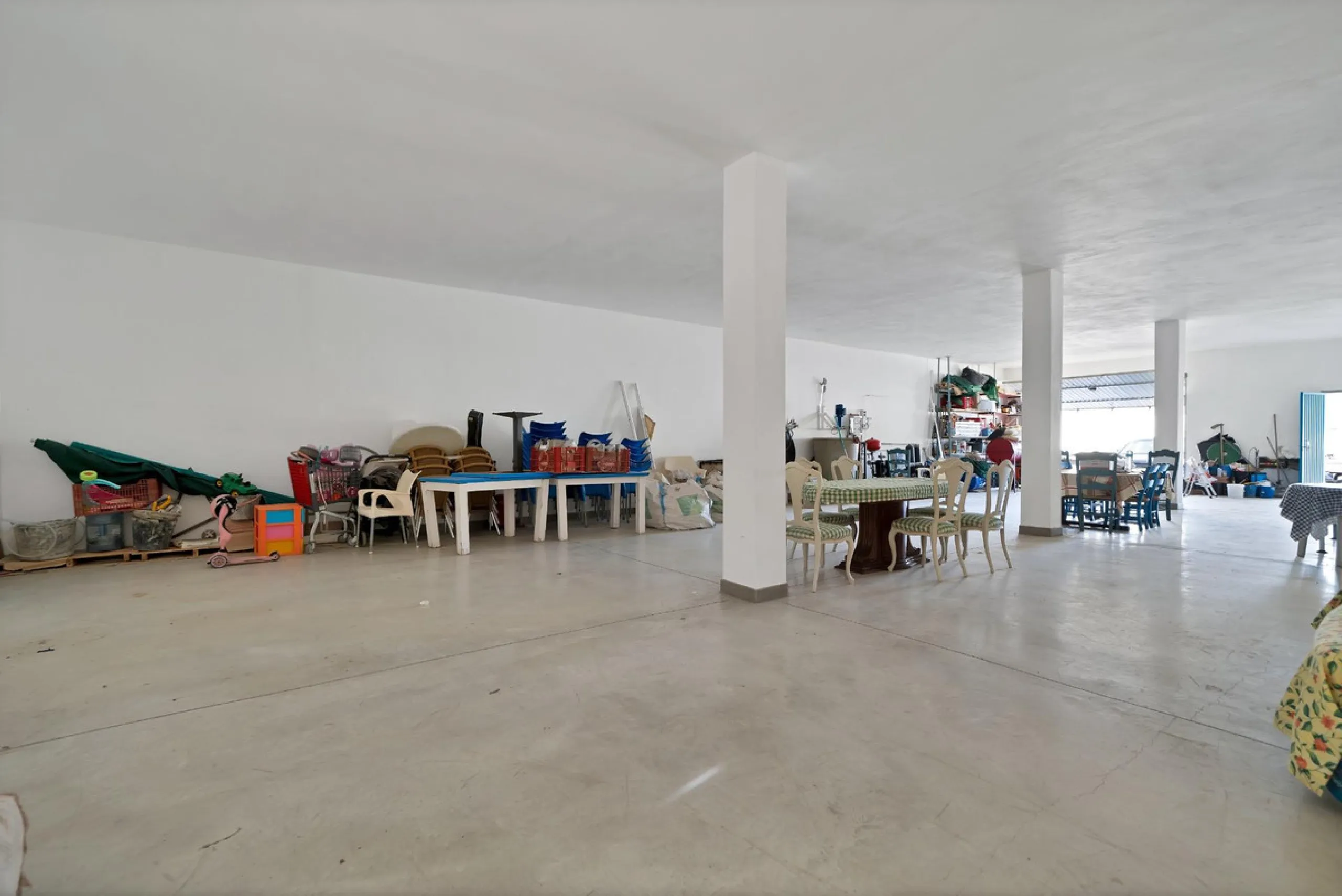 Non-developable rural land of 10 hectares, of which 212 sqm are built in a legalized warehouse, with the option of housing.