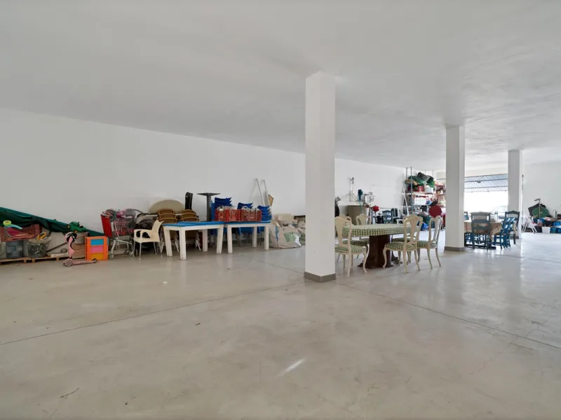 Non-developable rural land of 10 hectares, of which 212 sqm are built in a legalized warehouse, with the option of housing.