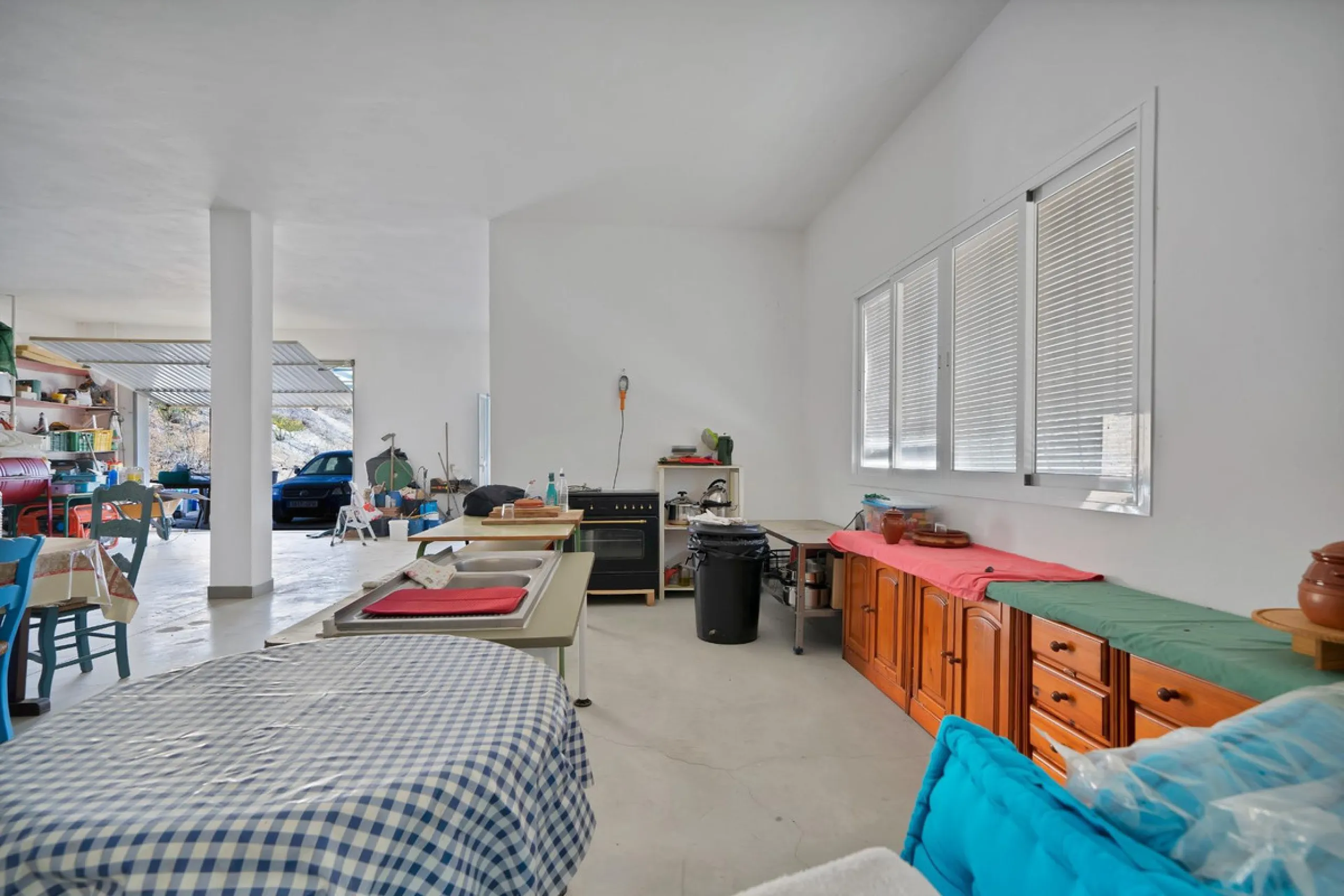 Non-developable rural land of 10 hectares, of which 212 sqm are built in a legalized warehouse, with the option of housing.