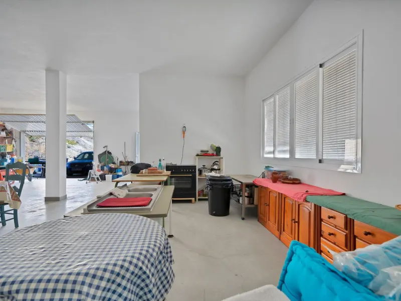 Non-developable rural land of 10 hectares, of which 212 sqm are built in a legalized warehouse, with the option of housing.
