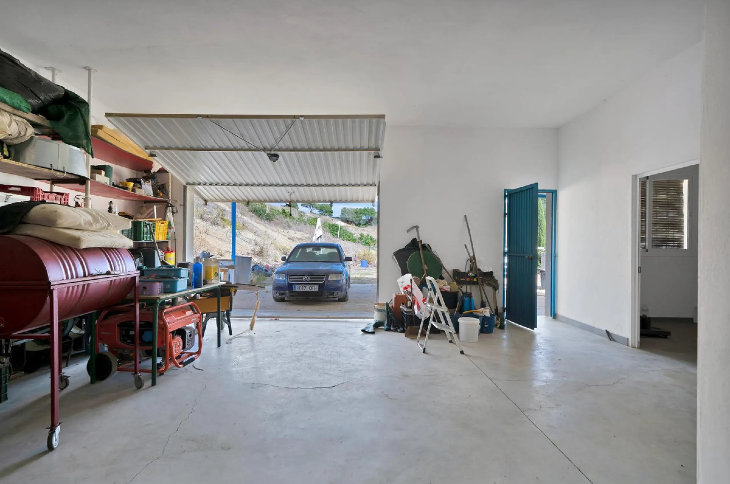Non-developable rural land of 10 hectares, of which 212 sqm are built in a legalized warehouse, with the option of housing.