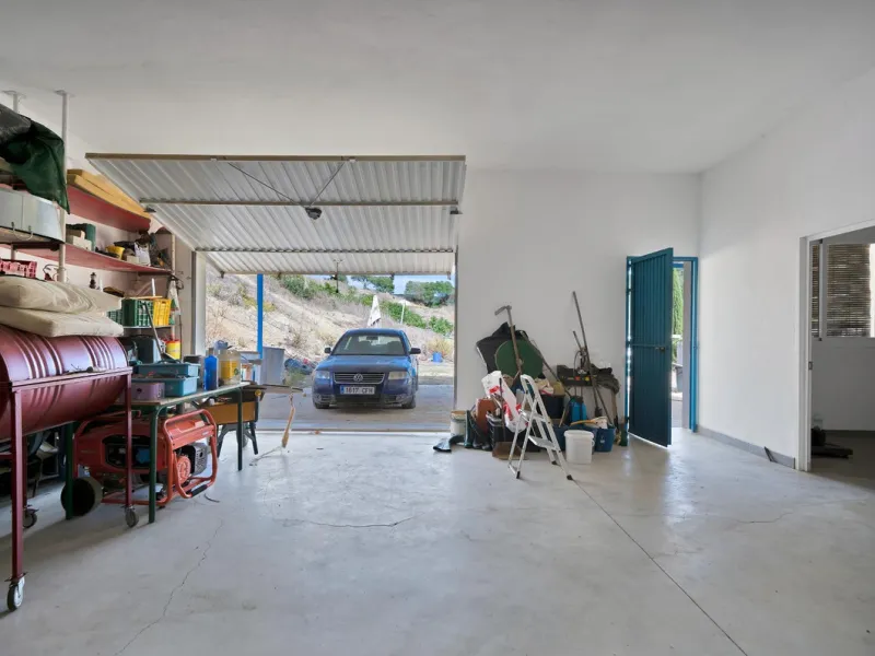 Non-developable rural land of 10 hectares, of which 212 sqm are built in a legalized warehouse, with the option of housing.