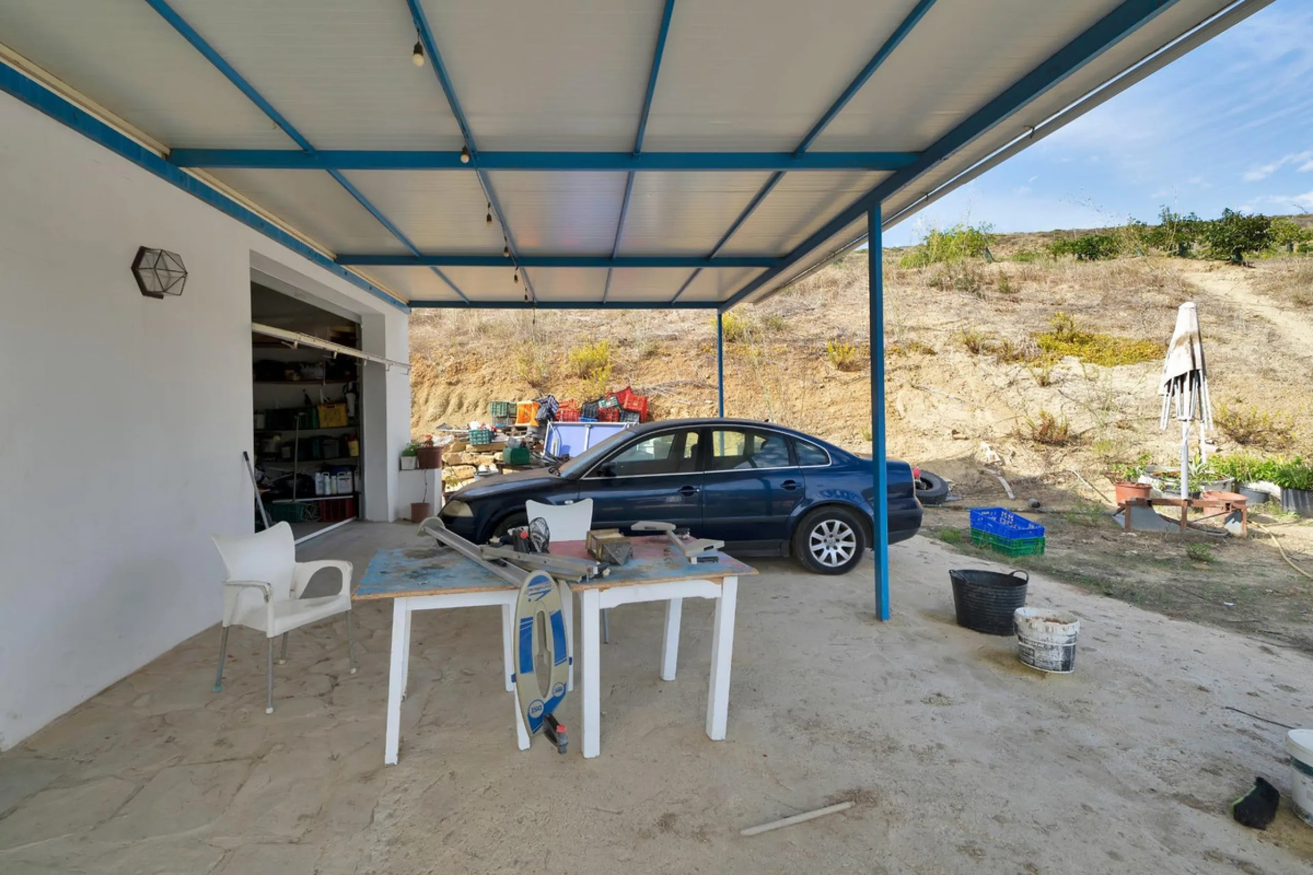 Non-developable rural land of 10 hectares, of which 212 sqm are built in a legalized warehouse, with the option of housing.