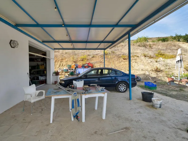 Non-developable rural land of 10 hectares, of which 212 sqm are built in a legalized warehouse, with the option of housing.