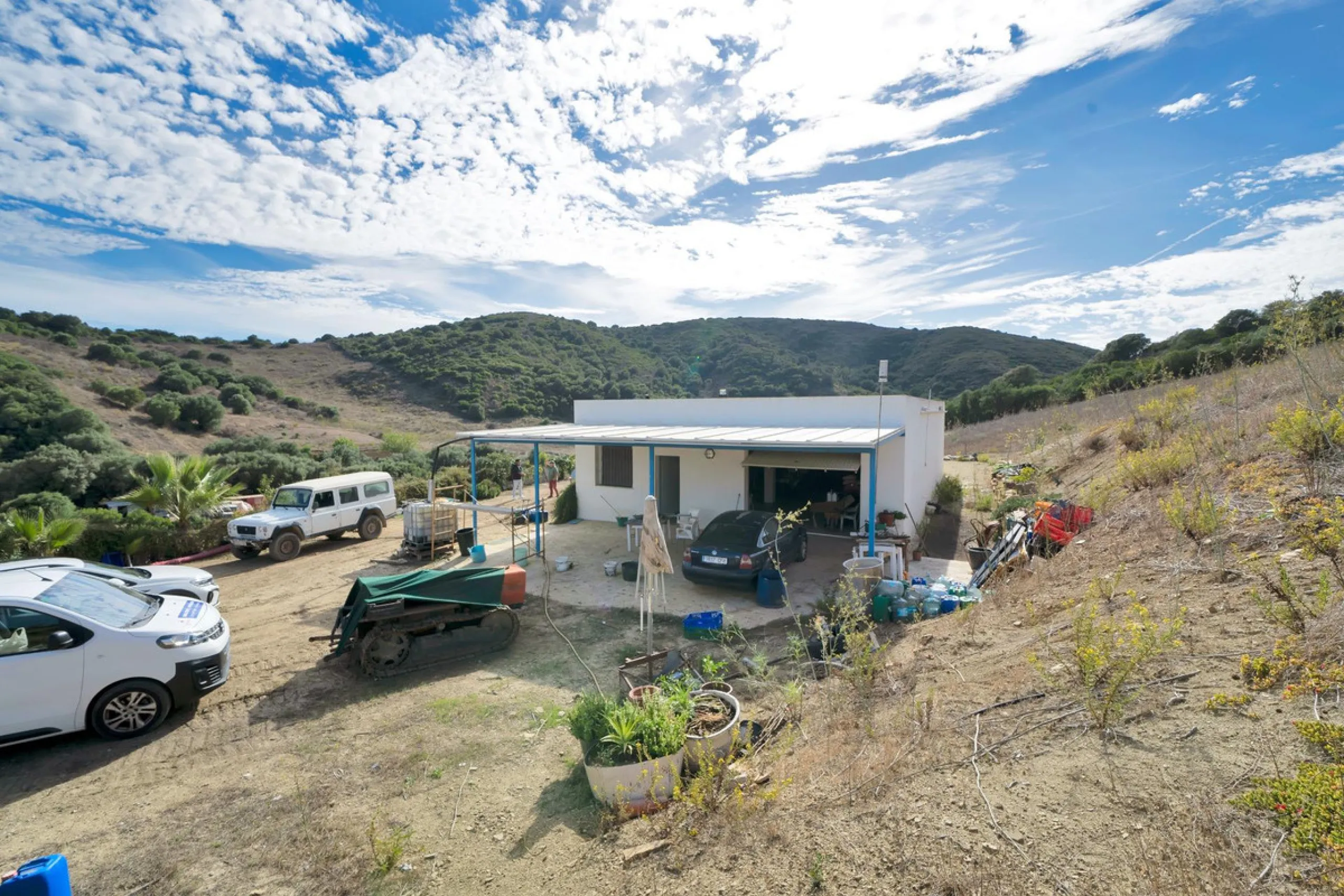 Non-developable rural land of 10 hectares, of which 212 sqm are built in a legalized warehouse, with the option of housing.