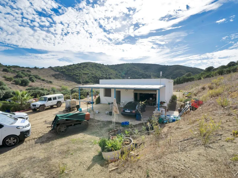 Non-developable rural land of 10 hectares, of which 212 sqm are built in a legalized warehouse, with the option of housing.