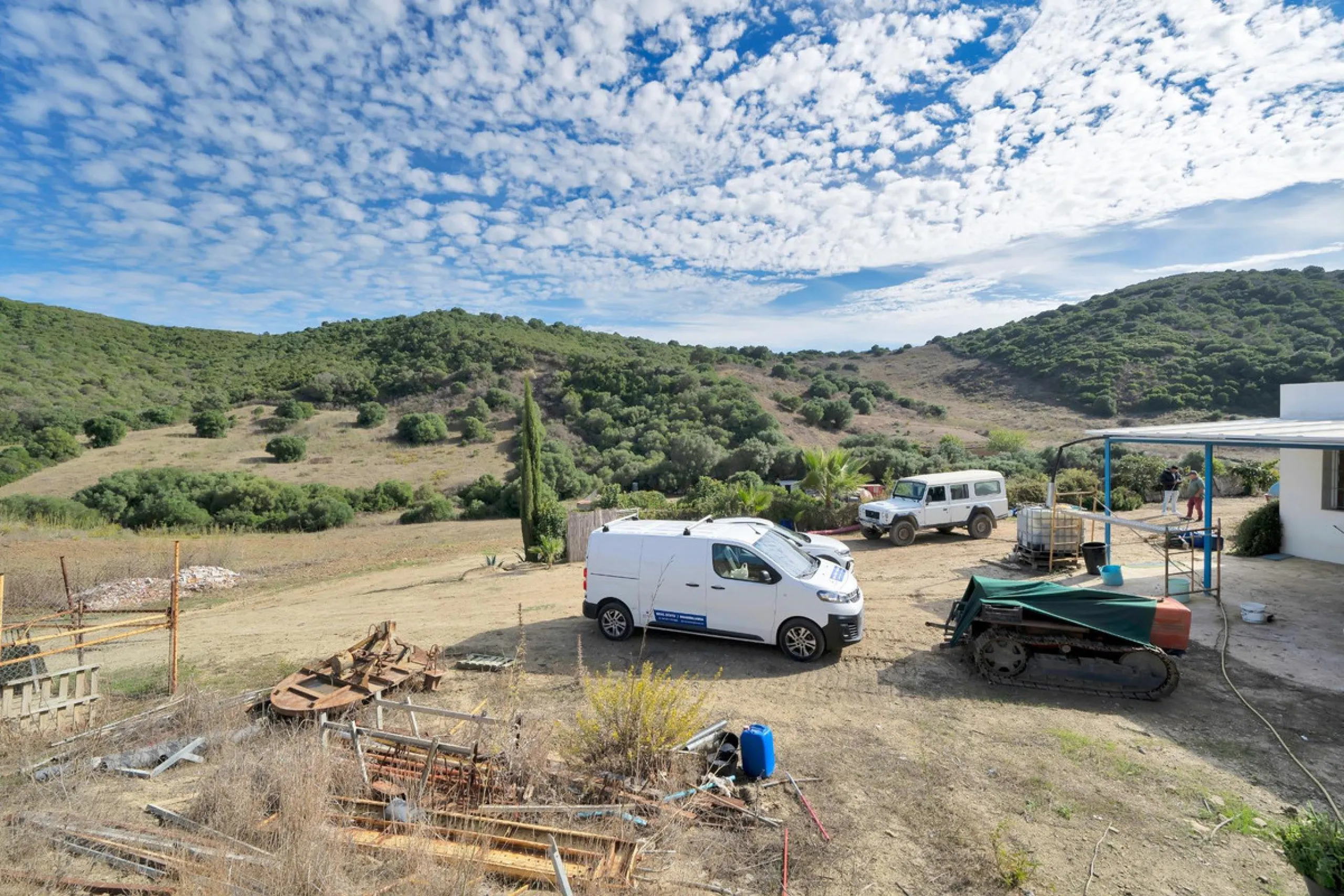 Non-developable rural land of 10 hectares, of which 212 sqm are built in a legalized warehouse, with the option of housing.
